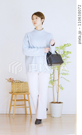 女性冬服のファッションコーディネート全身(縦向き) 女性冬服のファッションコーディネート全身(縦向き) 110638072
