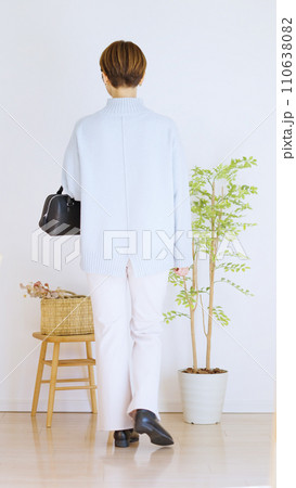 女性冬服のファッションコーディネート全身（縦向き） 110638082