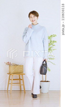女性冬服のファッションコーディネート全身(縦向き) 女性冬服のファッションコーディネート全身(縦向き) 110638118