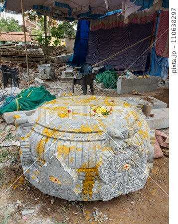 インド_寺院を建造するための石材の設置風景 110638297