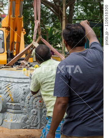 インド_寺院を建造するための石材の設置風景 110638300