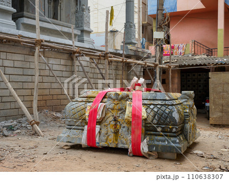 インド_寺院を建造するための石材の設置風景 インド_寺院を建造するための石材の設置風景 110638307