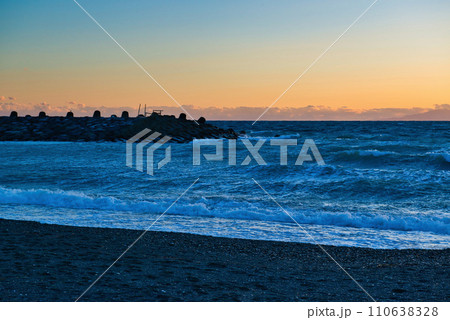 サザンビーチ、茅ケ崎海岸の夕景 110638328
