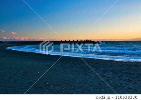 サザンビーチ、茅ケ崎海岸の夕景 110638330