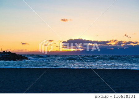 サザンビーチ、茅ケ崎海岸の夕景 サザンビーチ、茅ケ崎海岸の夕景 110638331