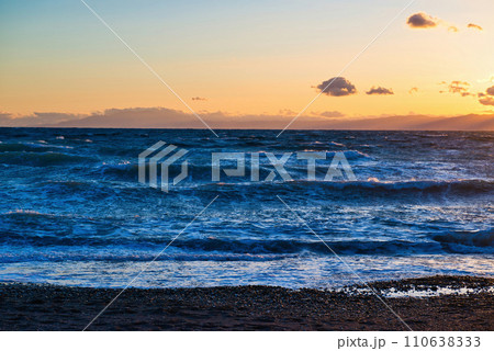 サザンビーチ、茅ケ崎海岸の夕景 110638333