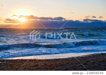サザンビーチ、茅ケ崎海岸の夕景 110638334