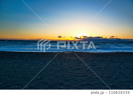 サザンビーチ、茅ケ崎海岸の夕景 110638339