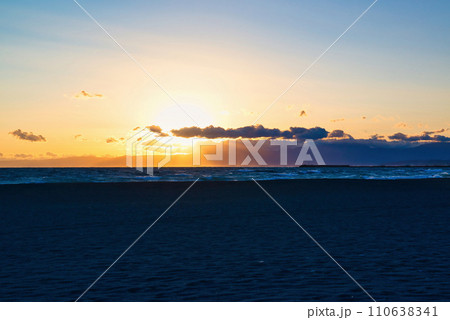 サザンビーチ、茅ケ崎海岸の夕景 サザンビーチ、茅ケ崎海岸の夕景 110638341