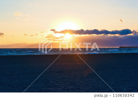 サザンビーチ、茅ケ崎海岸の夕景 110638342
