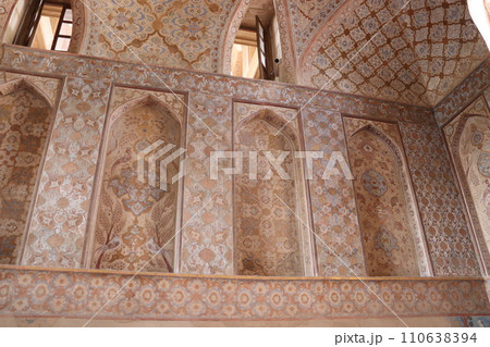 イスファハーンの宮殿内 110638394