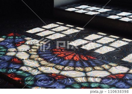 テヘランのモスクで見たステンドグラス 110638398