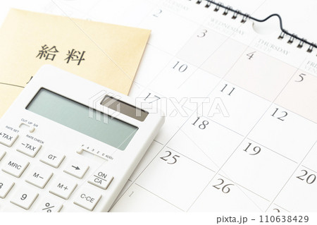 カレンダーと給料袋 110638429