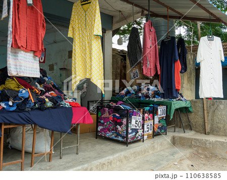 インド_市場で衣類を売る店の風景 110638585