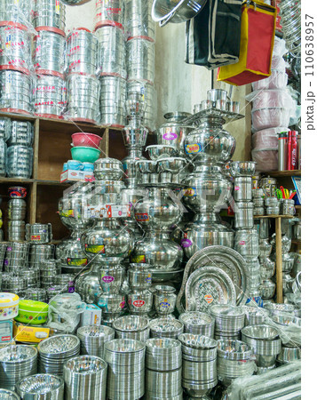 インド_金属製容器を売る商店の風景【マーケット】 インド_金属製容器を売る商店の風景【マーケット】 110638957