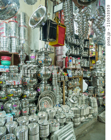インド_金属製容器を売る商店の風景【マーケット】 110638959
