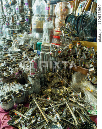 インド_金属製容器を売る商店の風景【マーケット】 110638960