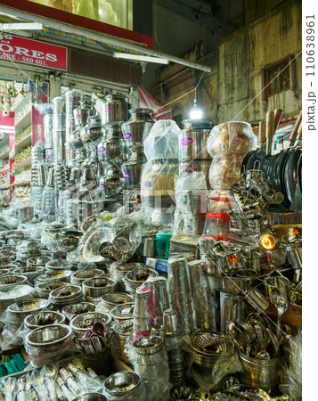 インド_金属製容器を売る商店の風景【マーケット】 110638961
