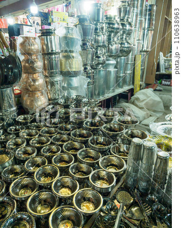 インド_金属製容器を売る商店の風景【マーケット】 110638963