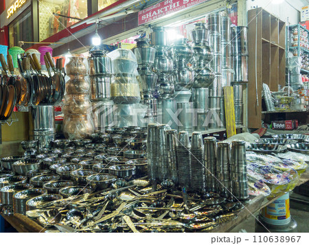 インド_金属製容器を売る商店の風景【マーケット】 インド_金属製容器を売る商店の風景【マーケット】 110638967