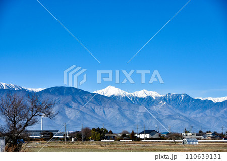冬の晴れた空と雪の常念岳 110639131