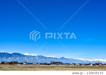 冬の晴れた空と雪の常念岳 110639133