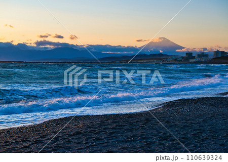 サザンビーチ　冬の茅ヶ崎海岸からの富士山の風景 110639324