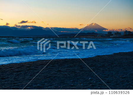 サザンビーチ　冬の茅ヶ崎海岸からの富士山の風景 110639326