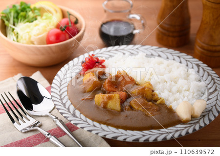 お野菜たっぷりのビーフカレーとサラダ お野菜たっぷりのビーフカレーとサラダ 110639572