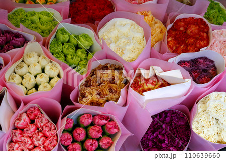 花屋さんの店頭に並ぶ色とりどりの花 110639660