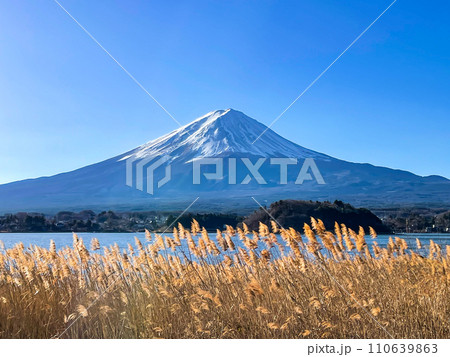 河口湖畔の大石公園より眺める元旦の富士山 110639863