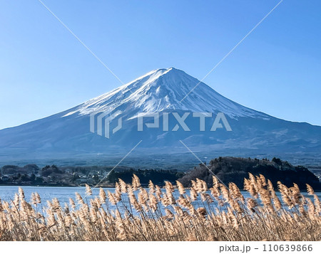 河口湖畔の大石公園より眺める元旦の富士山 110639866