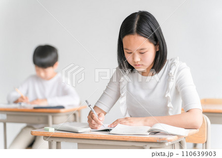 学校の教室で勉強する小学生の男女(女子・授業・教育・学童・児童クラブ・学童保育) 学校の教室で勉強する小学生の男女(女子・授業・教育・学童・児童クラブ・学童保育) 110639903