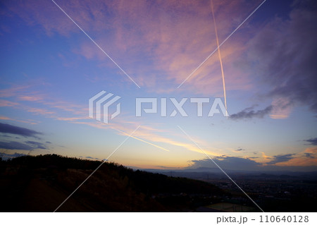 生駒山・日没後の夕焼けに伸びる飛行機雲 生駒山・日没後の夕焼けに伸びる飛行機雲 110640128