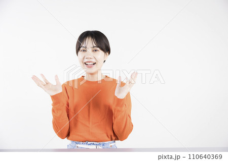ジェスチャーする若い女性 110640369