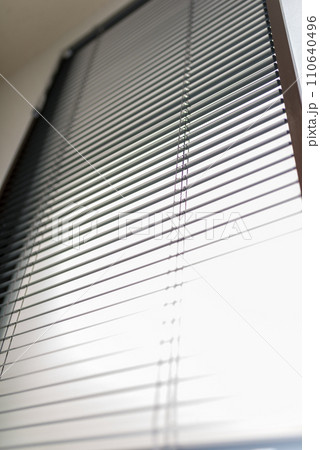 企業のオフィスでのビジネスシーン 110640496