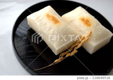 焼いた切り餅 110640516