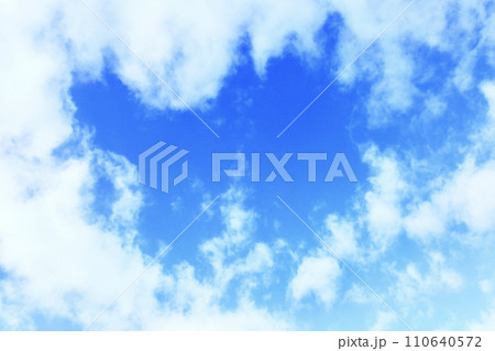 爽やかな青空と雲の風景とコピースペース 爽やかな青空と雲の風景とコピースペース 110640572