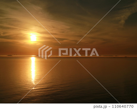 船上から望む夜明けのバルト海 船上から望む夜明けのバルト海 110640770