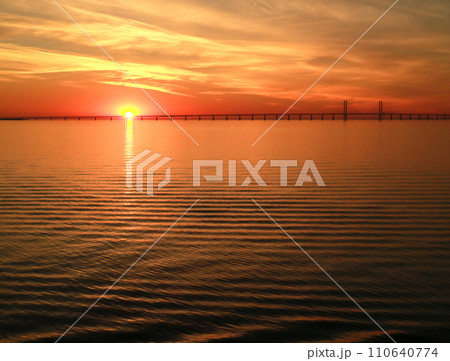 船上から夜明けのバルト海に浮かぶ橋梁を望む 110640774