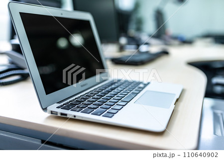 企業のオフィスでのビジネスシーン 110640902
