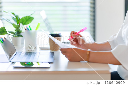 ビジネスシーンの女性イメージポートレート 110640909