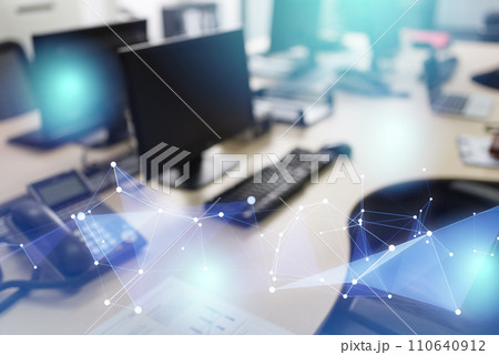 企業のオフィスでのビジネスシーン 110640912