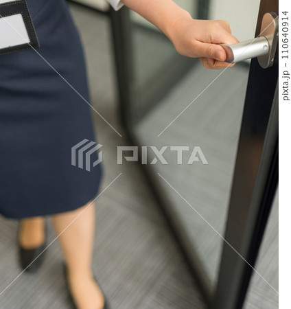 企業のオフィスでのビジネスシーン 110640914