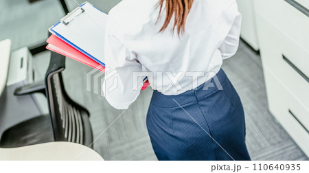 企業のオフィスでのビジネスシーン 110640935