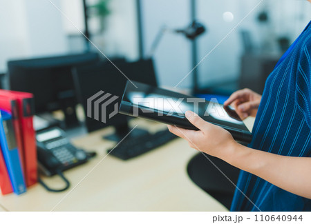 企業のオフィスでのビジネスシーン 110640944