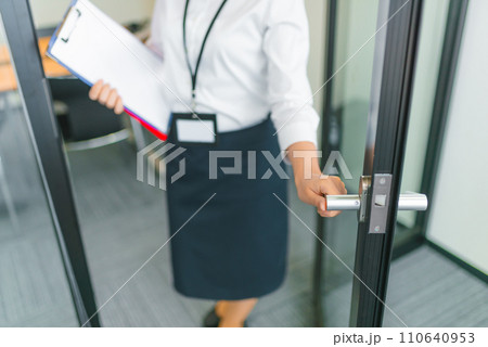 企業のオフィスでのビジネスシーン 企業のオフィスでのビジネスシーン 110640953