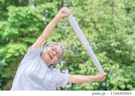 公園で運動・タオル体操するアジア人の高齢者女性（ヨガ・タオル） 110640984