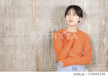 椅子に座り微笑む女性 110641290