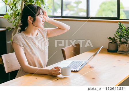 パソコン作業で疲れる女性（眼精疲労・ドライアイ・ストレス・VDT症候群・頭痛・めまい） 110641834